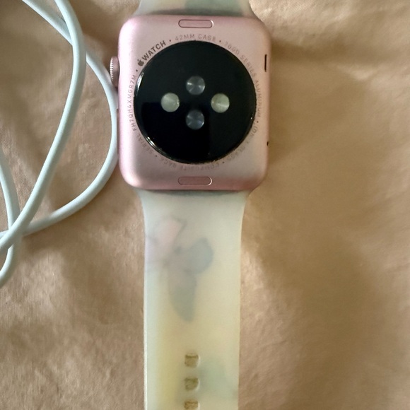Apple Watch (first edition) and charger - Picture 4 of 6